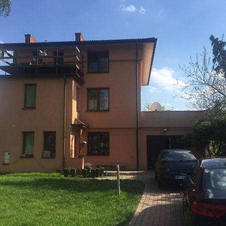 Samodzielny Pokoj W Wygodnym Domu Z Parkingiem Appartement Piaseczno  Buitenkant foto